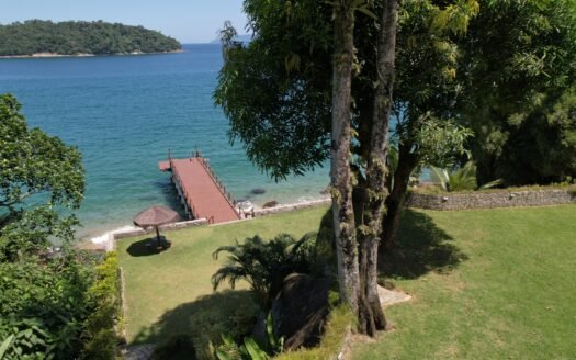 Casa Triplex com Vista para o Mar – Condomínio Village das Conchas | 397 m² Construídos